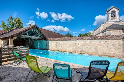 un groupe de chaises assises à côté d'une piscine dans l'établissement Le Pigeonnier, à Mayac