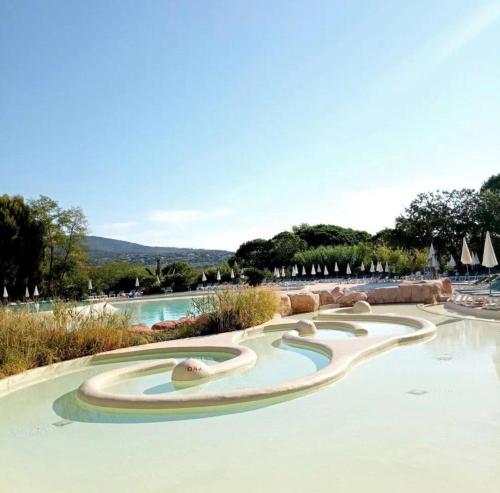 - une piscine dans un complexe avec un parc aquatique dans l'établissement Évasion en Côte d'Azur - Mazet Cosy - Restanques, à Grimaud