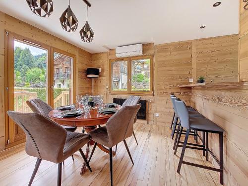 une salle à manger avec une table et des chaises dans l'établissement Chalet Alpa, à Morzine
