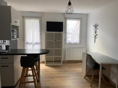 une cuisine avec une table, deux chaises et une table dans l'établissement ღ Le Spot - Studio Proche Océan & Parking, à La Rochelle