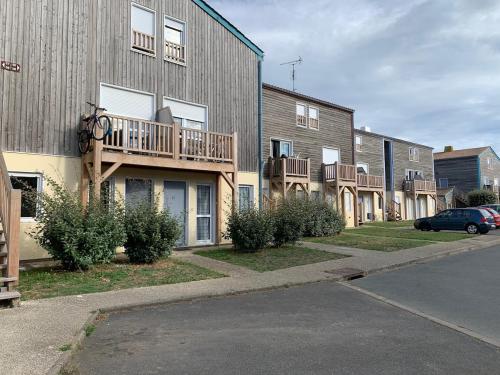 une rangée d'immeubles d'appartements avec des balcons dans l'établissement ღ Le Spot - Studio Proche Océan & Parking, à La Rochelle