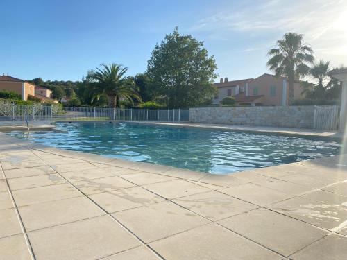 une piscine avec de l'eau bleue dans une cour dans l'établissement Villa 91m2, Piscine, clim, calme, proche plage, à Roquebrune-sur Argens