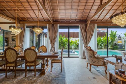 a dining room with a table and chairs at Luxurious Arakana Villa with Pool in Jimbaran