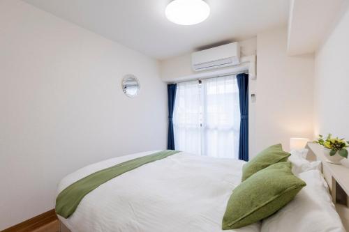 3 bedrooms, 5-minute walk to Shinjuku City Center, Isetan department store , max 7 people