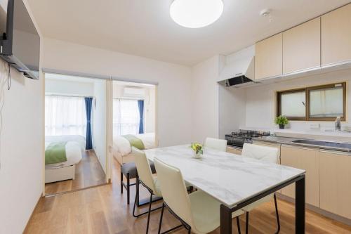 3 bedrooms, 5-minute walk to Shinjuku City Center, Isetan department store , max 7 people