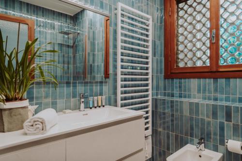 Et badeværelse på Holiday Garda Villa Dolcelago Lake Front