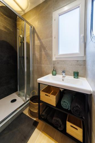 une salle de bain avec un lavabo et une douche dans l'établissement Charmant studio refait à neuf quartier du port, à Nice