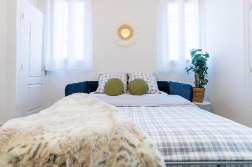 une chambre avec un lit avec une couverture dessus dans l'établissement Charmant studio refait à neuf quartier du port, à Nice