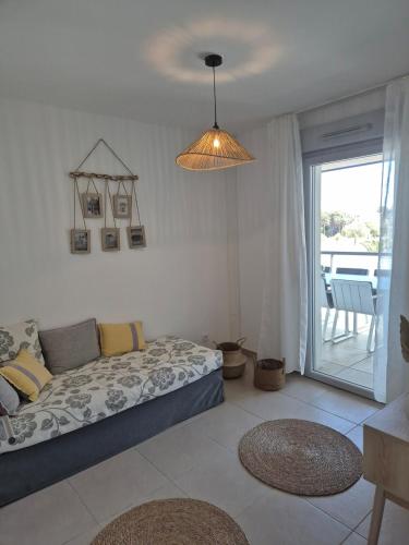 un salon avec un canapé et une fenêtre dans l'établissement Magnifique T3 Port Fréjus 2, à Fréjus