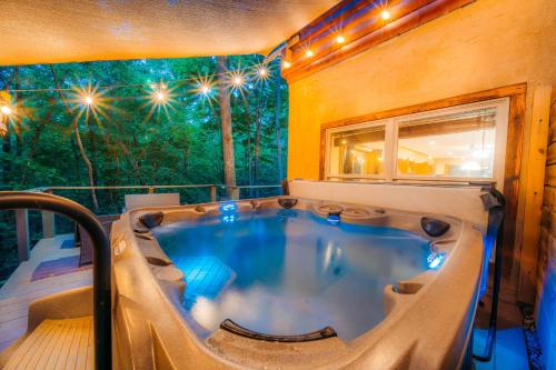 a jacuzzi tub in the middle of a room at Todd Escape in Todd