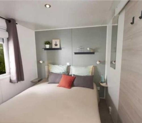 - une chambre avec un grand lit blanc et trois oreillers dans l'établissement Camping 3 étoiles - Piscine - eehfhg, à Vic-la-Gardiole