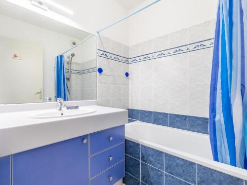 Kúpeľňa v ubytovaní Spacieux 44m² climatisé avec terrasse, 2 pièces, cabine, Wifi, proche plage - FR-1-472A-266