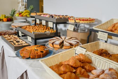 a table with many different types of breads and pastries at Hotel Las Vegas in Lido di Jesolo