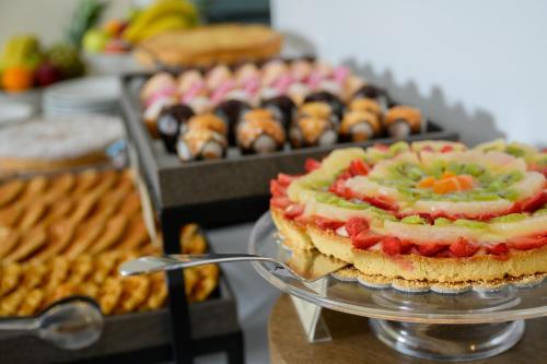 a table topped with a cake with fruit on top at Hotel Las Vegas in Lido di Jesolo