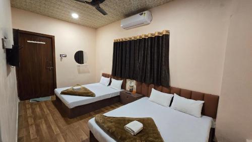Katil atau katil-katil dalam bilik di HOTEL MAHESHWARI GREEN's