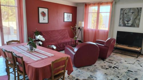 a living room with a table and a couch at Escale vélo La petite Reine in Cavaillon