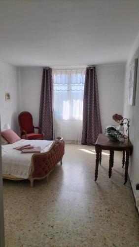 une chambre avec un lit, une table et une fenêtre dans l'établissement Escale vélo La petite Reine, à Cavaillon