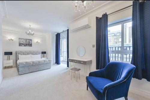 Postel nebo postele na pokoji v ubytování CARLTON COURT - MAYFAIR