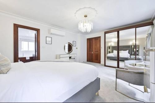 Postel nebo postele na pokoji v ubytování CARLTON COURT - MAYFAIR