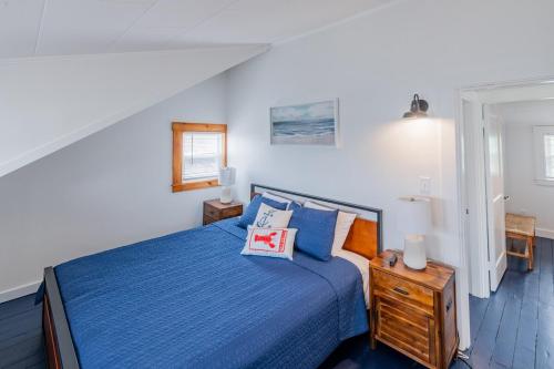 Un dormitorio con una cama con un edredón azul. en The Granite Harbor, en Wells