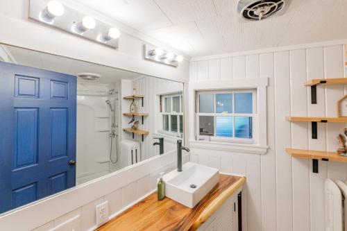 baño con lavabo y puerta azul en The Granite Harbor, en Wells