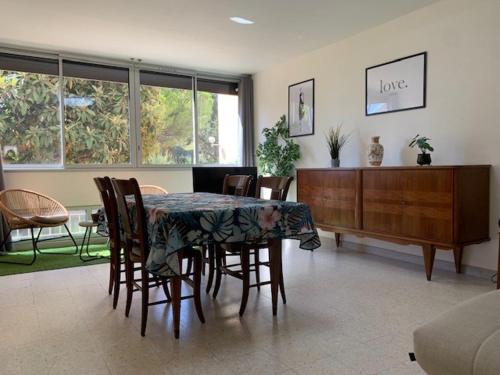 une salle à manger avec une table et des chaises dans l'établissement Appartement avec Parking, Clim, P. Animaux, Proche Thermes à Balaruc-les-Bains - FR-1-503-11, à Balaruc-les-Bains