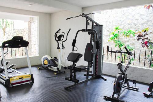 una palestra con diverse cyclette e una finestra di Hotel Boutique Canto De Piedra a Tamasopo