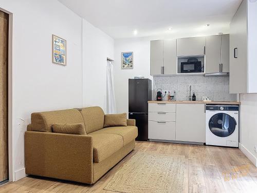 un salon avec un canapé et une cuisine dans l'établissement Appartement High Standing - Jardin & Climatisation - Les Frères de la Loc', à Marseille