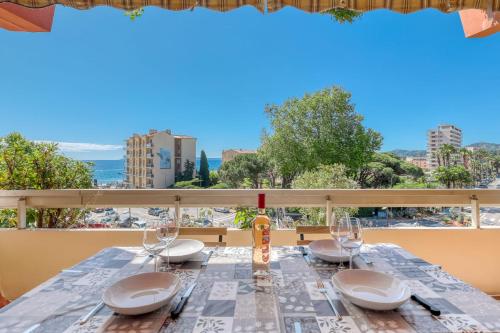 - une table avec des verres à vin sur le balcon dans l'établissement Le Diamant du Soleil Sea View New City Center & Parking, au Lavandou