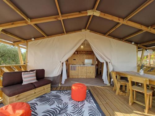 Posezení v ubytování Koru - Etna Glamping Experience