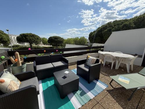 Photo de la galerie de l'établissement Sol-y-Days Cyprianes grande terrasse avec piscine, à La Grande Motte