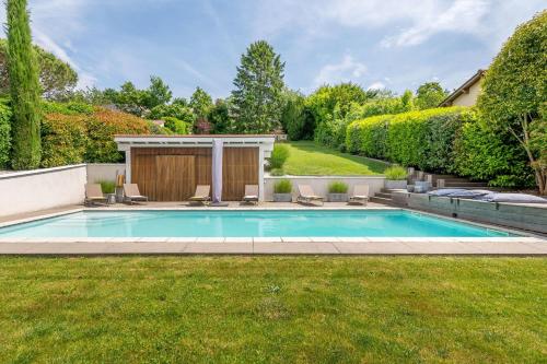 une piscine dans la cour d'une maison dans l'établissement La Radieuse, à Saint-Didier-au-Mont-dʼOr