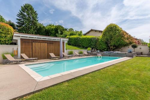 une piscine dans l'arrière-cour d'une maison dans l'établissement La Radieuse, à Saint-Didier-au-Mont-dʼOr