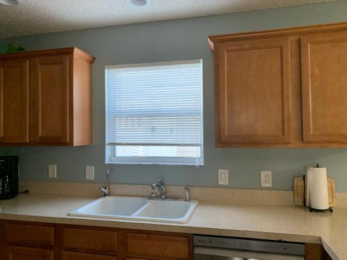 una cocina con fregadero y ventana en 1413U Z3b VILLAGE OF MALLORY SQUARE by REMAX Premier, en The Villages