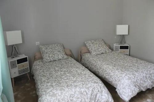 deux lits côte à côte dans une chambre dans l'établissement Appartement tout à pied à Biarritz centre, à Biarritz