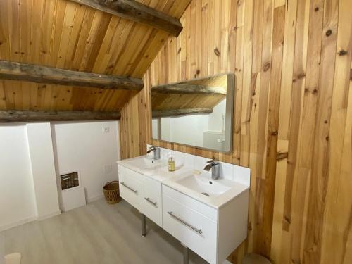 une salle de bain avec un lavabo blanc et un miroir dans l'établissement Dourbias, Rural home in stunning setting, à Nant