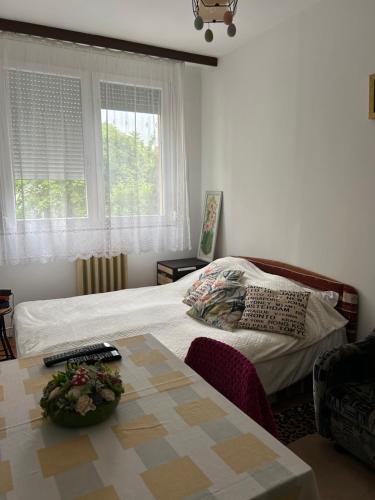 Ένα ή περισσότερα κρεβάτια σε δωμάτιο στο Kedves Kuckó a belvárosban