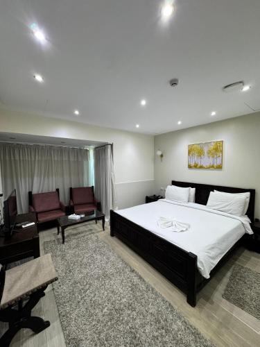 Una cama o camas en una habitación de New Star Zamalek Hotel