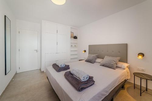 Ocean view 2bedroom apartment in Los Cristianos, Heated pool, 3 minutes to beach