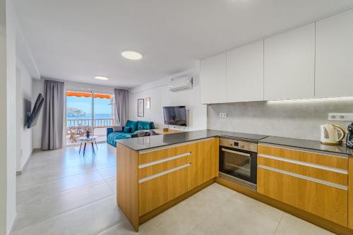 Ocean view 2bedroom apartment in Los Cristianos, Heated pool, 3 minutes to beach