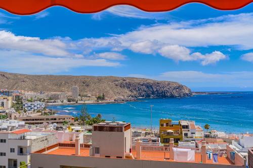 Ocean view 2bedroom apartment in Los Cristianos, Heated pool, 3 minutes to beach