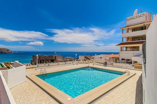 Ocean view 2bedroom apartment in Los Cristianos, Heated pool, 3 minutes to beach