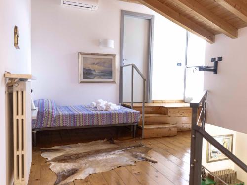 a room with a bed with a log on the floor at Ca Luigina - 7 min dalla stazione - Wi-fi gratuito in Legnano