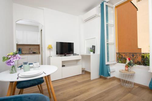 Photo de la galerie de l'établissement VILLAREY - Studio Centre Menton - 80 m de la mer - Climatisé, à Menton