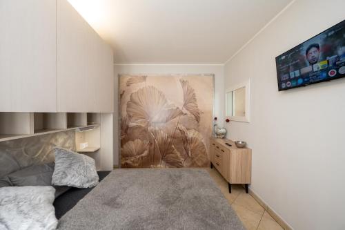 a bedroom with a mural on the wall at Bellavista Relax Iseo Lake House in Paratico