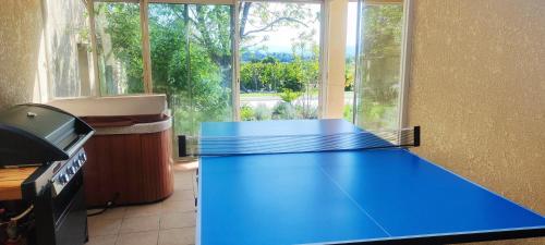 Photo de la galerie de l'établissement Bastide Provençale - Salle de Jeux - Gd Piscine - Clim - Jardin ombragé 2000m, à Montélimar