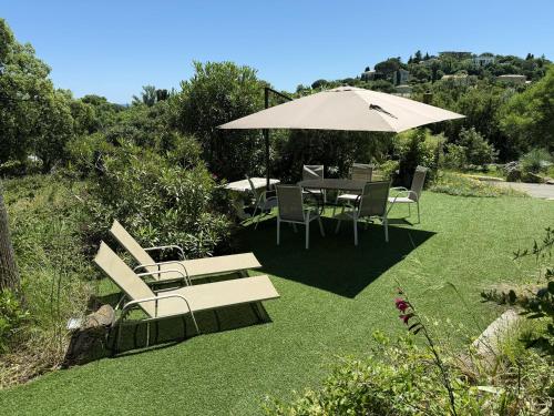 Κήπος έξω από το Domaine du Mas de Peyres