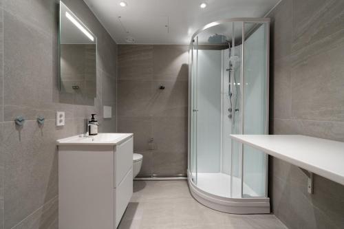 Ένα μπάνιο στο The Luxury Polar View - High standard apartment with Sea views