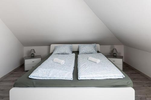 Postel nebo postele na pokoji v ubytování Ágoston Apartman 6 - Sára