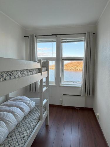 Ένα ή περισσότερα κρεβάτια σε δωμάτιο στο Apartment by the sea in Henningsvær